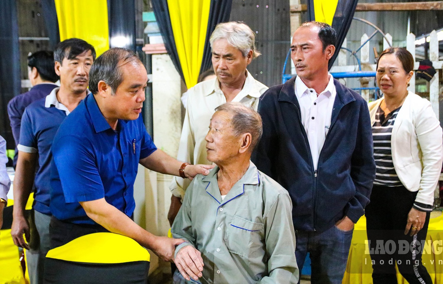 Ông Trần Hoàng Tuấn chia sẻ nỗi đau, động viên tinh thần một gia đình tại xã Nghĩa Phú, TP Quảng Ngãi có nạn nhân tử vong trong vụ TNGT thảm khốc làm 10 ở Quảng Ngãi tử vong. Ảnh: Ngọc Viên