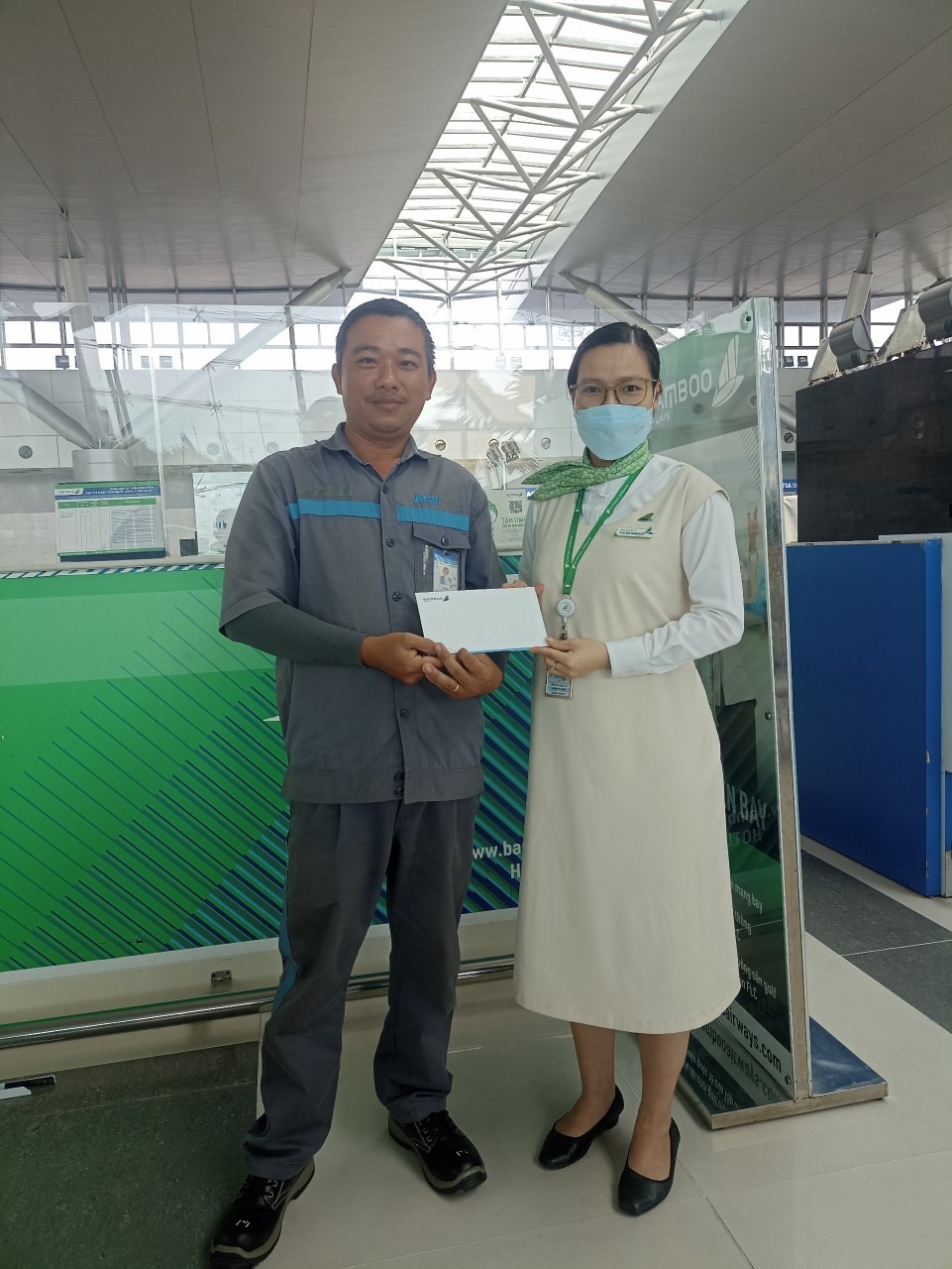 Hãng hàng không trao thưởng cho anh Dương Ngọc Tiên.