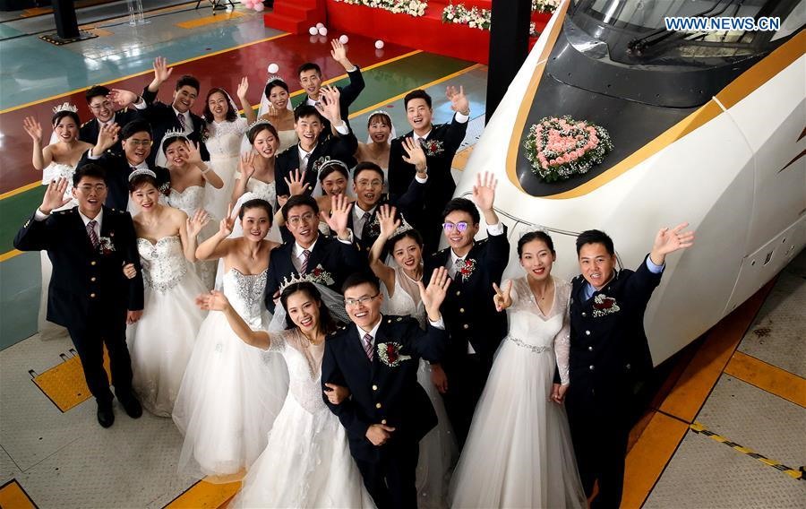 Các cặp đôi chụp ảnh trong đám cưới tập thể ở Thượng Hải ngày 26.9.2020. Tập đoàn Đường sắt Thượng Hải Trung Quốc đã tổ chức đám cưới tập thể cho 12 cặp đôi, những người đã hoãn đám cưới để tham gia chống COVID-19. Ảnh: Xinhua