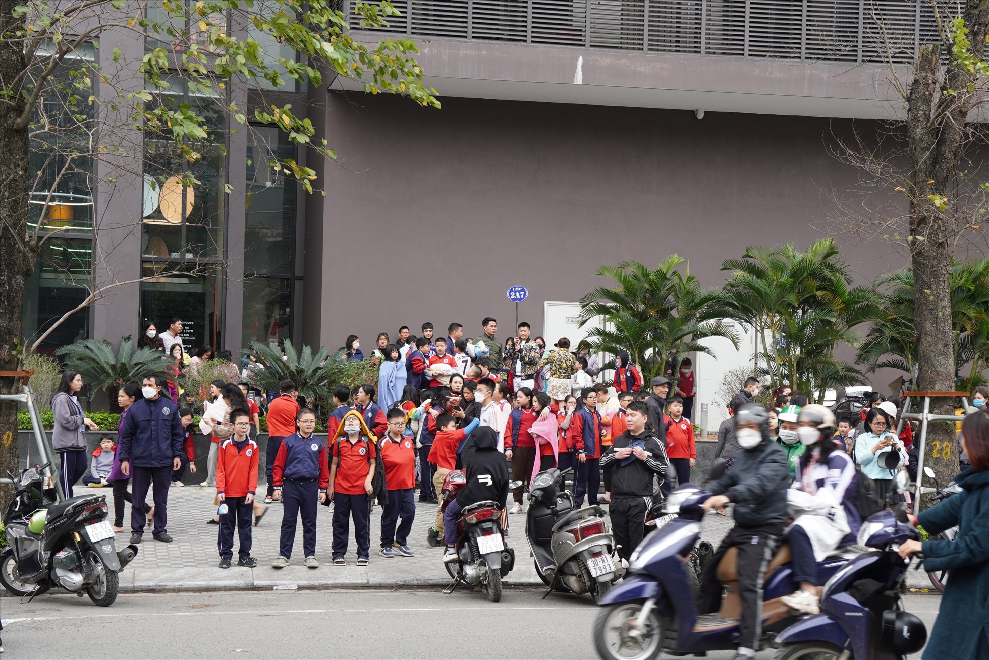Các học sinh trường tiểu học Yên Hoà được sơ tán ra ngoài. Ảnh: Hữu Chánh.