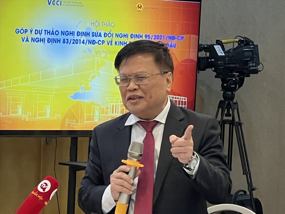 TS Nguyễn Đình Cung nêu quan điểm về sửa Nghị định 95 về kinh doanh xăng dầu. Ảnh: Cường Ngô