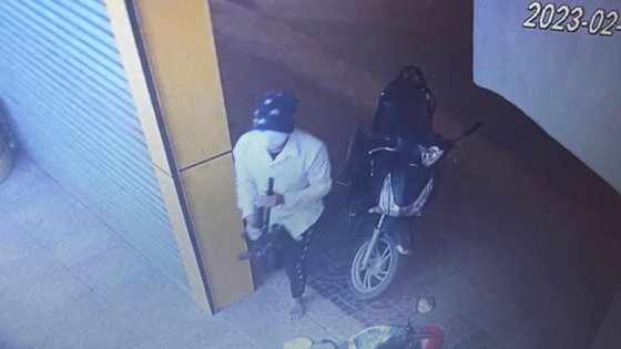 Nguyễn Văn Hào mang theo khẩu súng dài bước vào cửa hàng Thế giới di động ở Vĩnh Phúc để cướp điện thoại. Ảnh: CACC