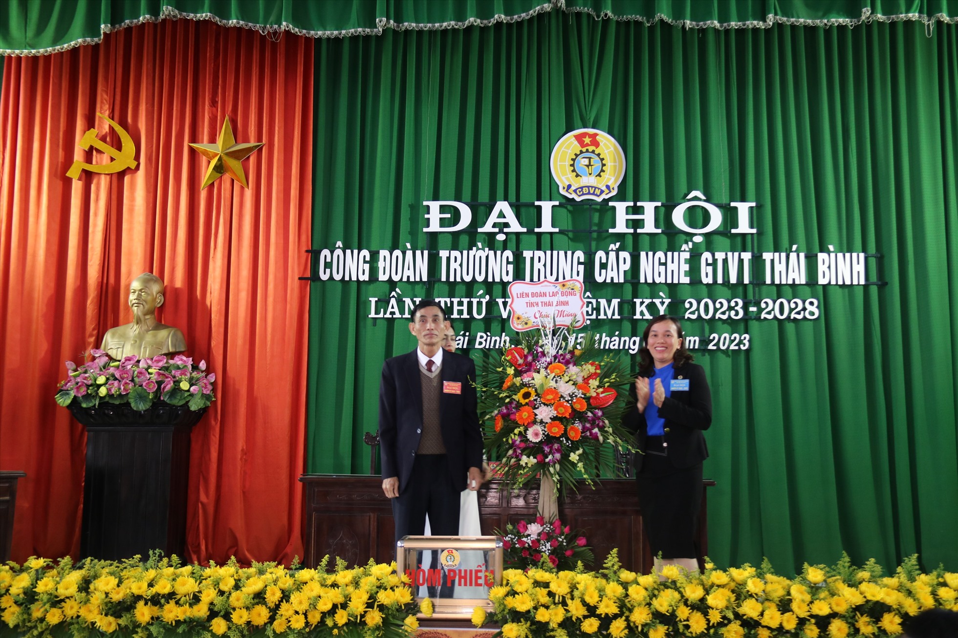 Phó chủ tịch LĐLĐ tỉnh Thái Bình Phạm Thị Thắng tặng hoa chúc mừng Đại hội CĐCS. Ảnh: Bá Mạnh