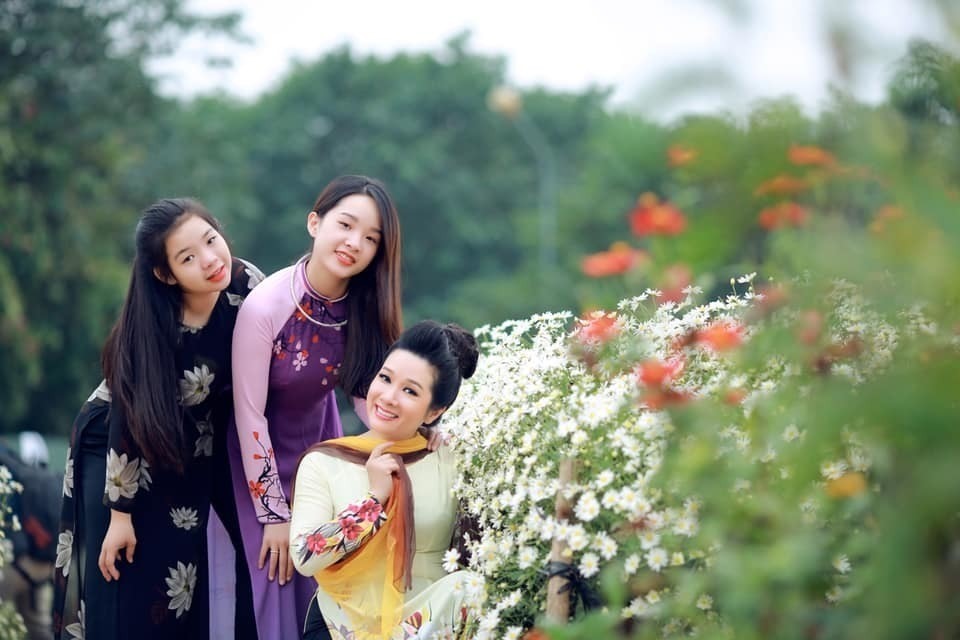 Thanh Thanh Hiền bên hai con gái. Ảnh: Facebook nhân vật