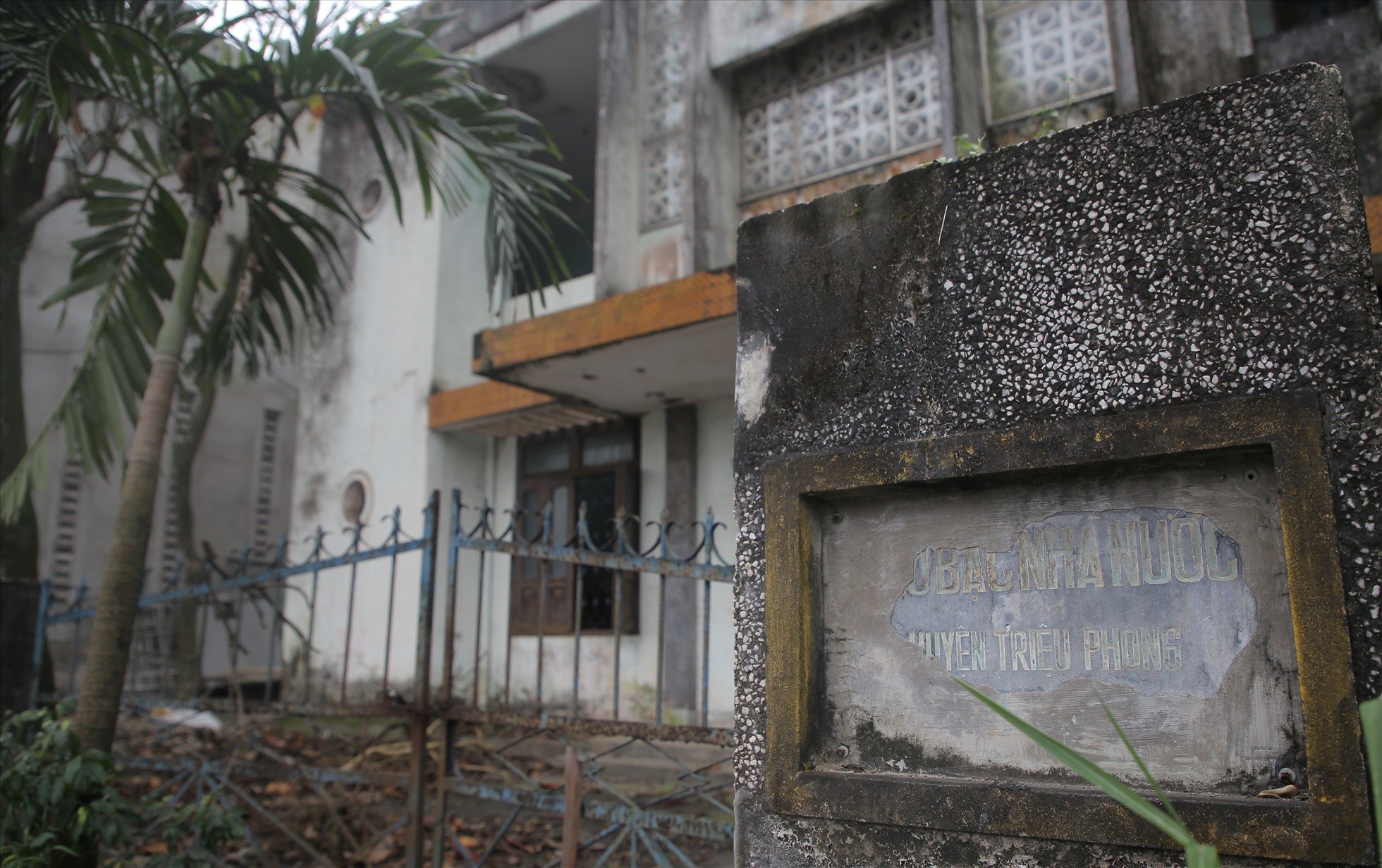 Còn ở huyện Triệu Phong, trụ sở cũ của Kho bạc Nhà nước huyện Triệu Phong đã bỏ hoang nhiều năm nay.