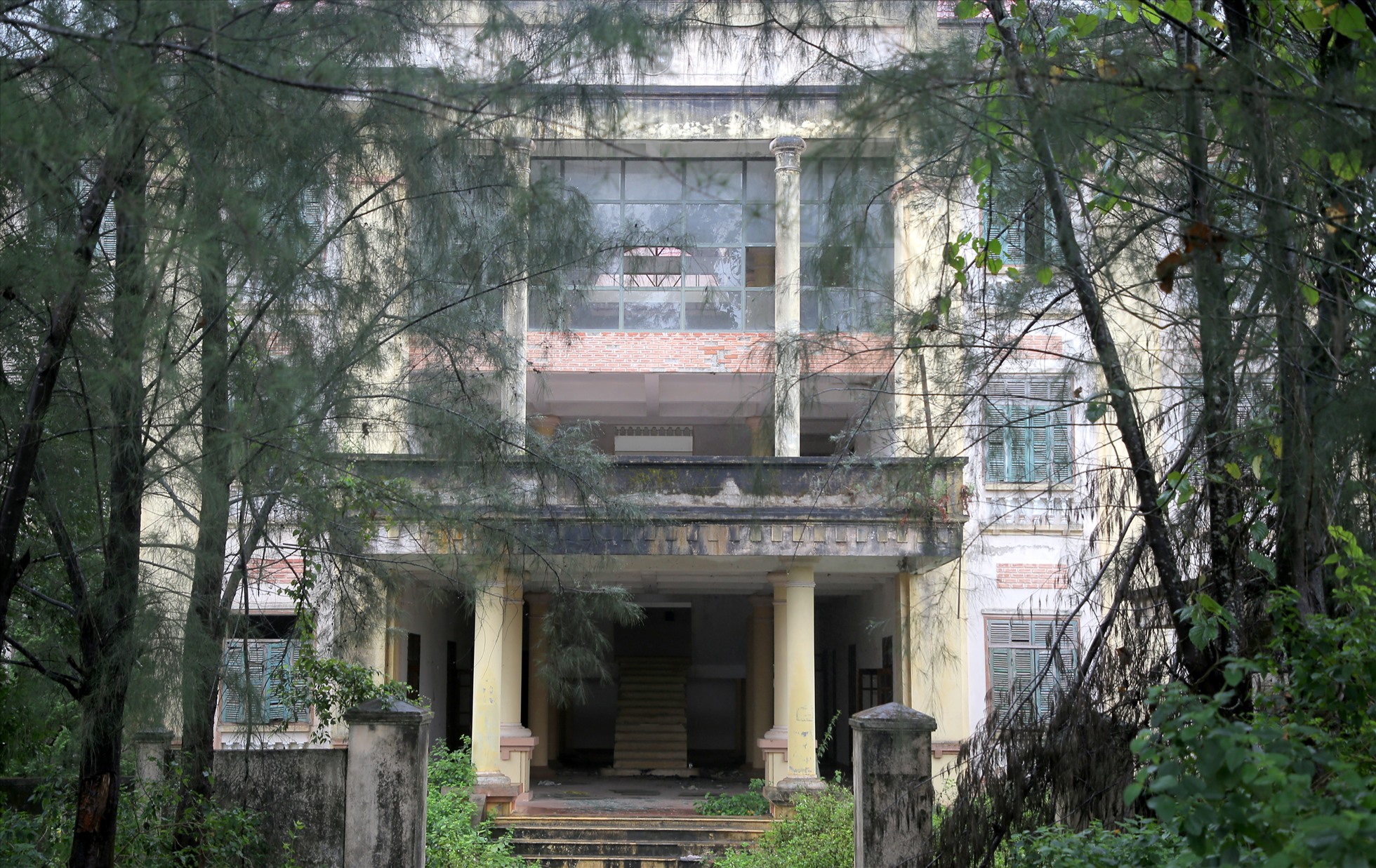 Trong số các trụ sở bỏ hoang lâu ngày ở tỉnh Quảng Trị, trụ sở cũ của TAND TP.Đông Hà có lẽ là công trình lãng phí và xuống cấp nhất.