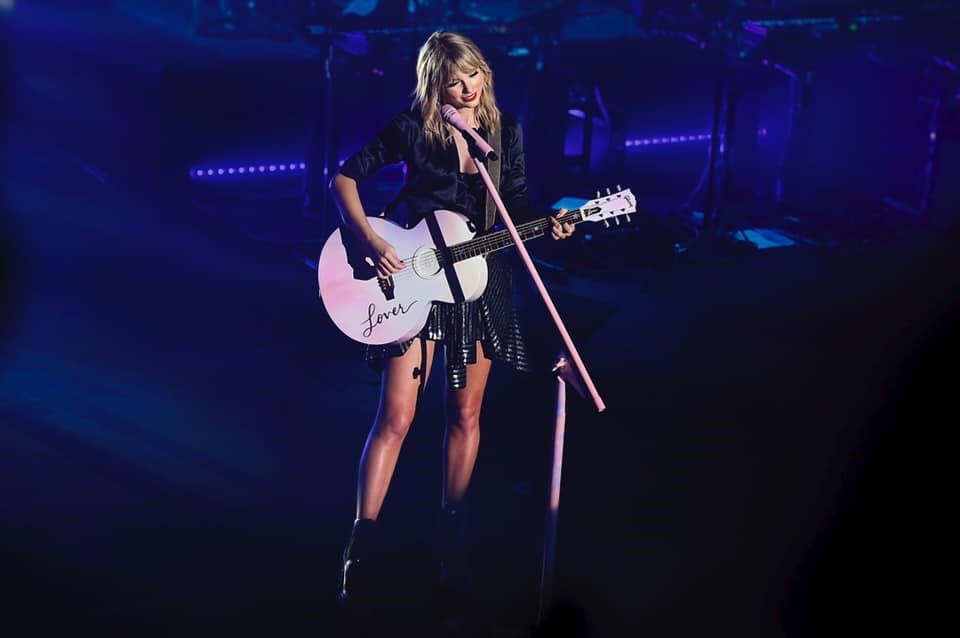 Nữ ca sĩ thu tiền khủng từ các tour diễn. Cô cũng là “tay chơi” bất động sản có tiếng. Ảnh: Facebook Taylor Swift.