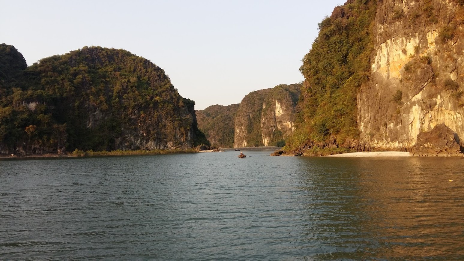 Hoàng hôn trên làng chài Hà Phong bên bờ vịnh Hạ Long. Ảnh: Nguyễn Hùng