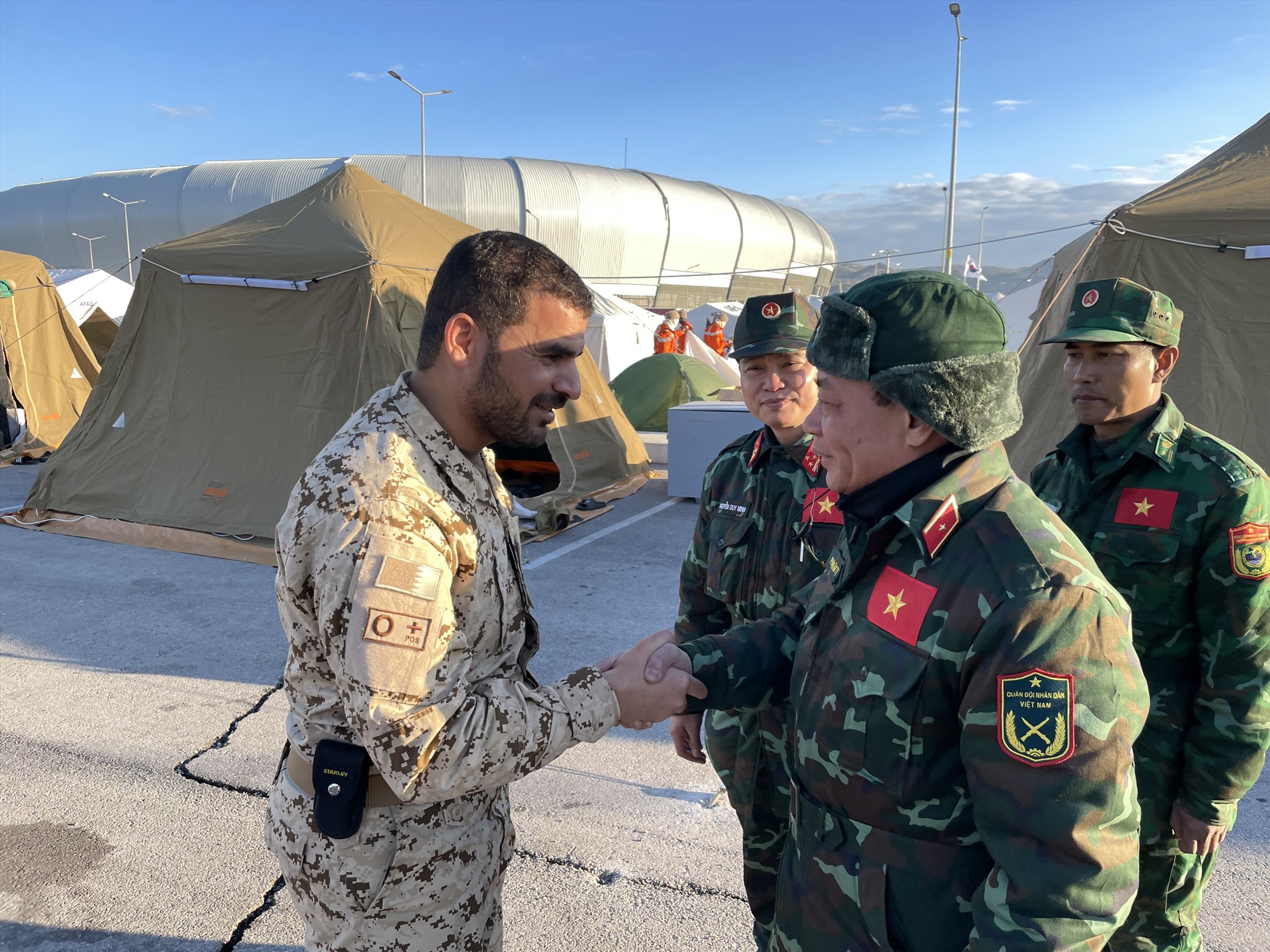 Thiếu tướng Phạm Văn Tỵ thăm nơi ở của Đội cứu hộ Bahrain. Ảnh: Văn Hiếu