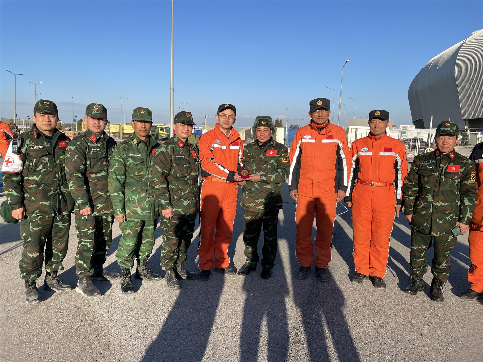 Thiếu tướng Phạm Văn Tỵ trao đổi, tặng quà lưu niệm cho Đội cứu hộ của Trung Quốc. Ảnh: Văn Hiếu
