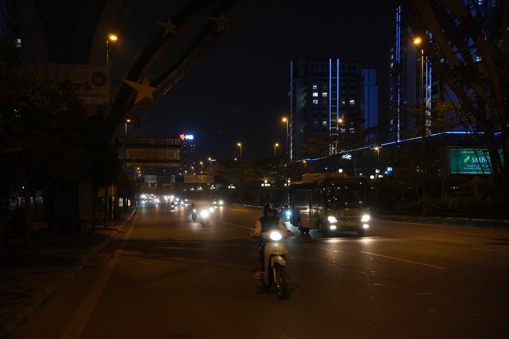 Dù vào ban đêm nhưng vẫn có rất đông lưu lượng xe đi qua cầu Nhật Tân. Ảnh: Phạm Đông