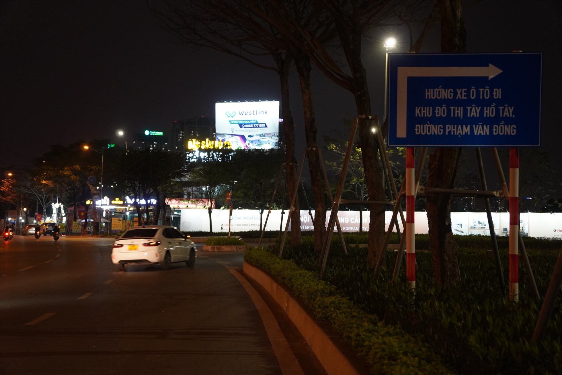 Trong thời gian cấm cầu Nhật Tân, các xe đi cầu Thăng Long theo các hướng đường Võ Chí Công - Nguyễn Hoàng Tôn - Phạm Văn Đồng