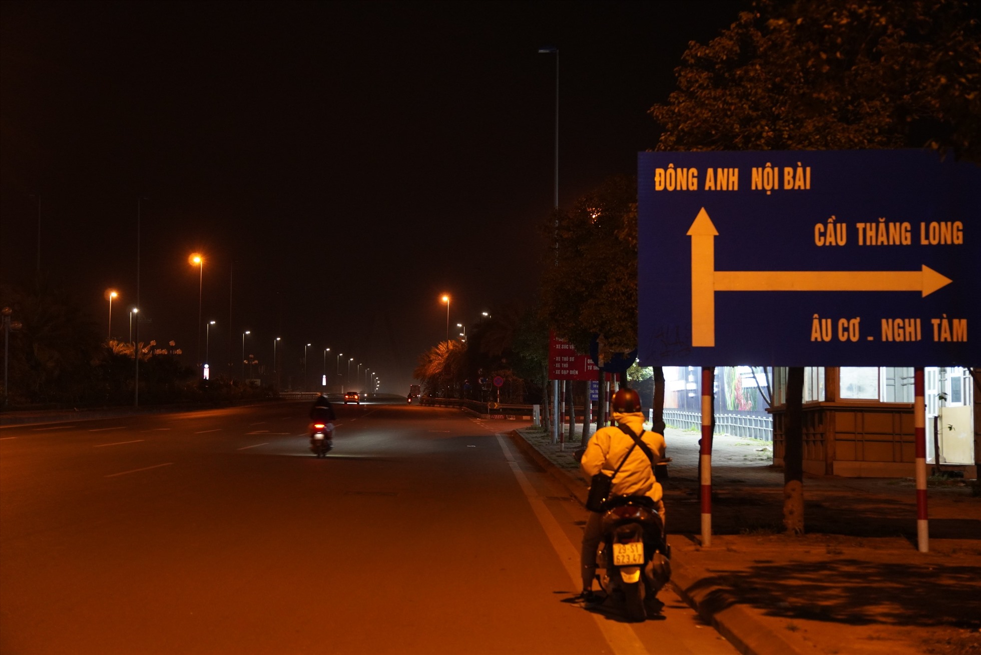 Hà Nội chưa cấm xe qua cầu Nhật Tân theo giờ để kiểm định cầu. Ảnh: Phạm Đông
