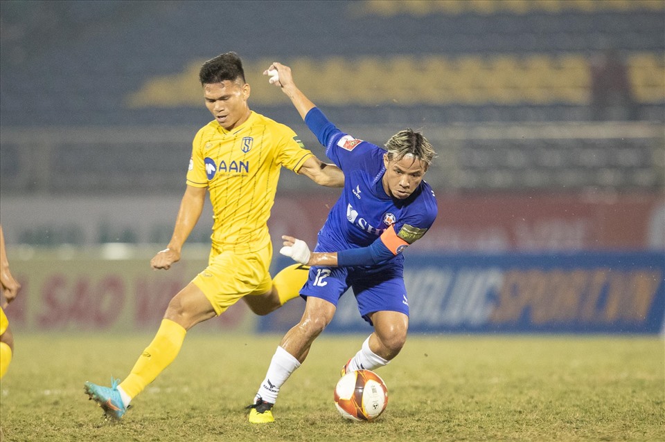 Phạm Xuân Mạnh (áo vàng) đóng vai trò quan trọng trong đội hình Sông Lam Nghệ An tại V.League 2023. Ảnh: VPF