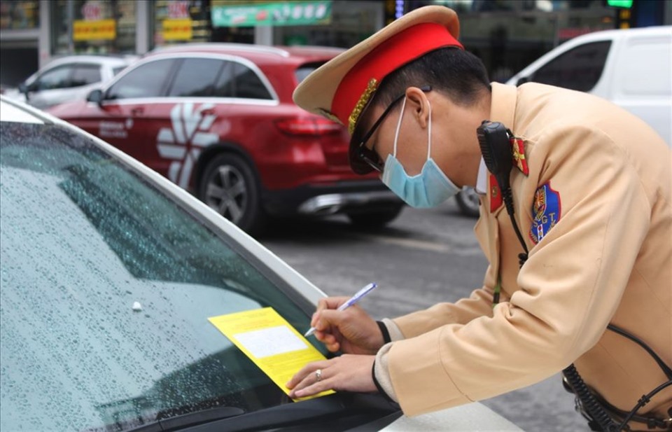 Chủ xe ôtô dừng đèn đỏ sai làn đường gây ra tai nạn sẽ bị tước quyền sử dụng Giấy phép lái xe từ 2 - 4 tháng. Ảnh: Nguyễn Bắc