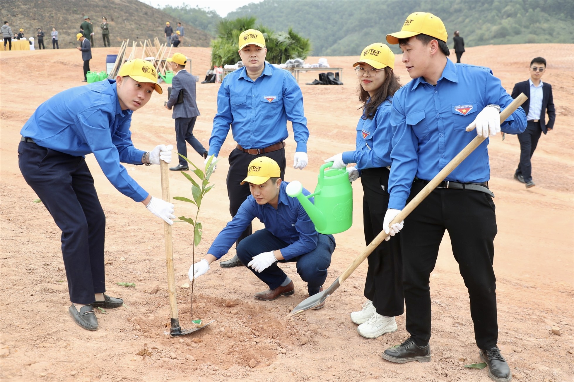 Lễ phát động trồng cây tại sân golf Văn Lang Empire nhận được sự hưởng ứng của đông đảo các tổ chức, đoàn thể và nhân dân địa phương. Ảnh: T&T Group