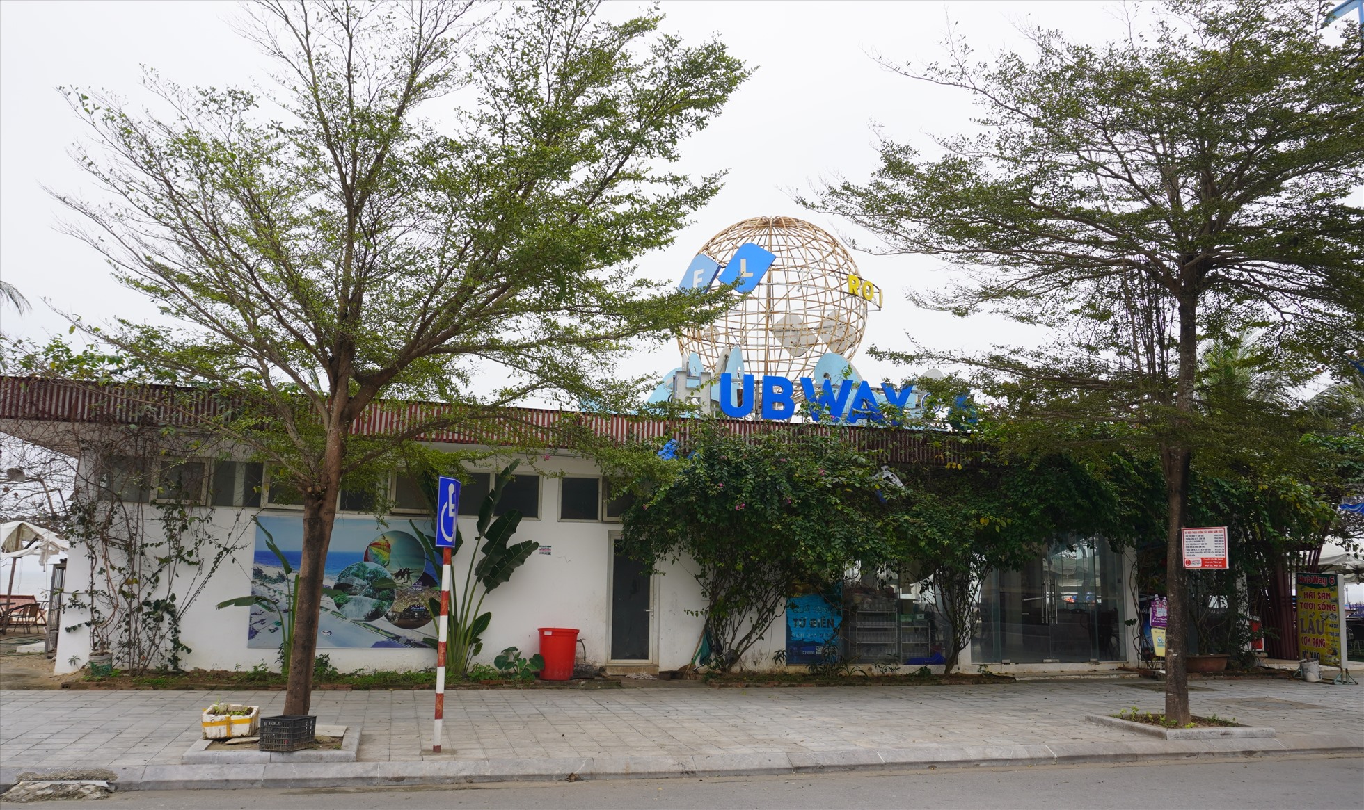 Theo ghi nhận dọc bãi biển Sầm Sơn, các công trình, Hubway của Tập đoàn FLC hiện nay đã cho nhiều hộ dân thuê lại để kinh doanh buôn bán. Ảnh: Quách Du