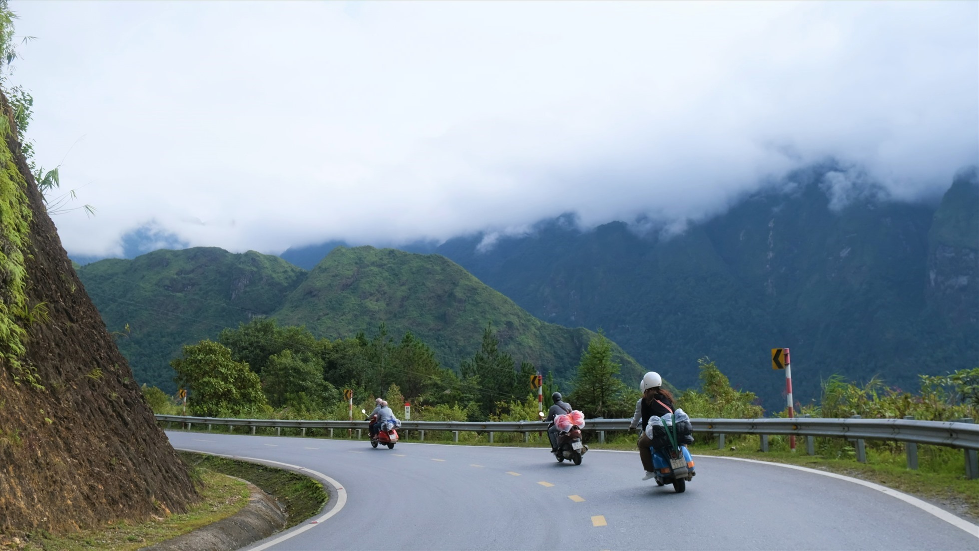 Những cung đường uốn lượn tuyệt đẹp. Ảnh: Phong Linh