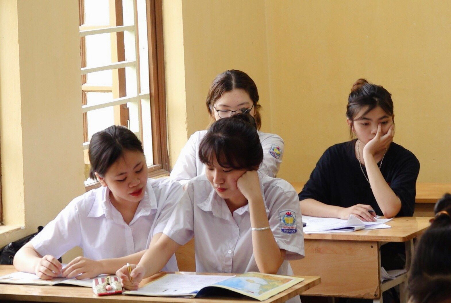 Kỳ thi tuyển sinh lớp 10 THPT công lập tại Hà Nôi được ví “nóng” hơn cả thi tuyển vào đại học. Ảnh: Thiều Trang