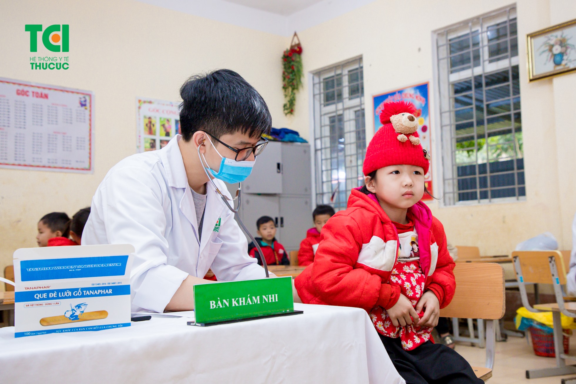 Bác sĩ BV Thu Cúc thăm khám bệnh cho học sinh Trường tiểu học Minh Tân B. Ảnh: Thu Cúc.