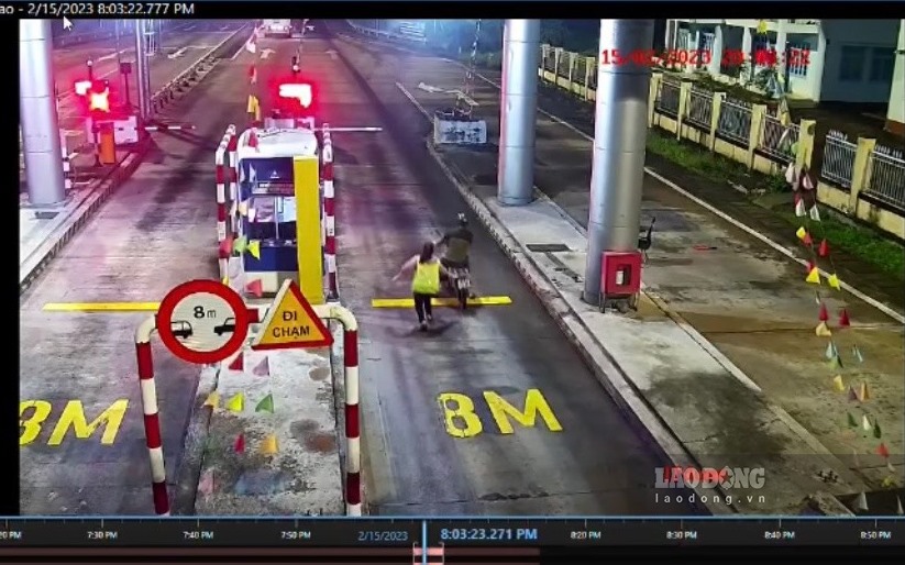 Nguyễn Thành Nhất vượt trạm thu phí chạy vào cao tốc. Ảnh cắt từ clip do CSGT cung cấp
