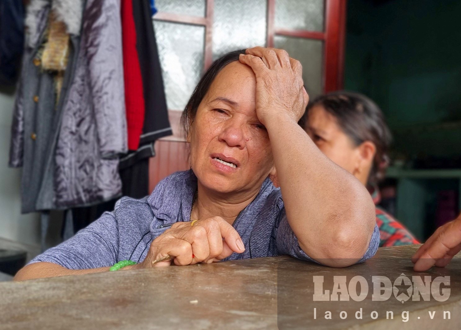Bà Phạm Thị Khanh ở thôn Thanh An, xã Nghĩa Phú, TP Quảng Ngãi đau đớn tột cùng khi chồng là ông Đặng Luận (64 tuổi) tử vong trong vụ tai nạn thảm khốc trên. Ảnh: Ngọc Viên