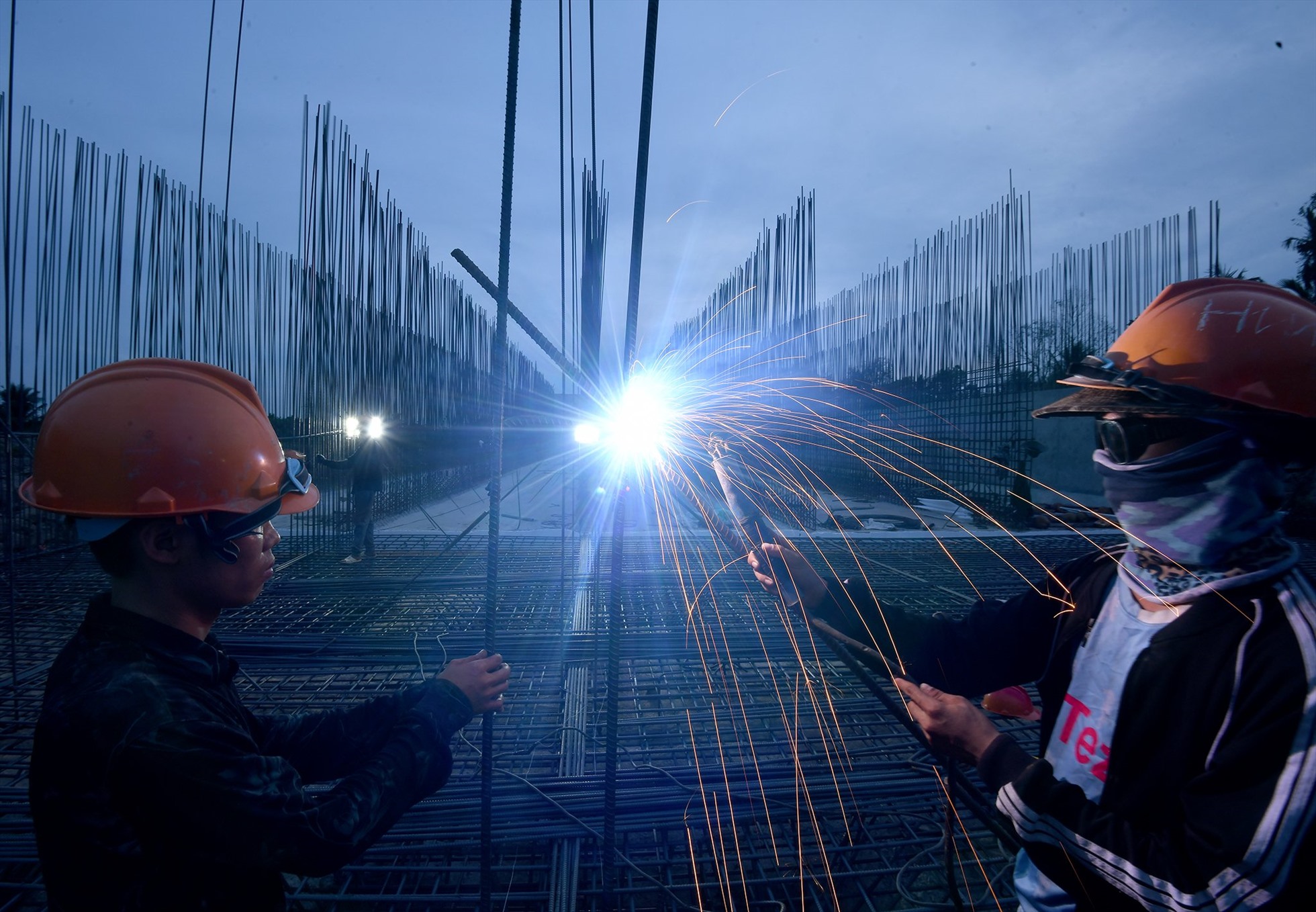Tại công trường cầu Rạch Múc, khoảng 70 công nhân được nhà thầu bố trí ca làm việc từ sáng sớm đến khoảng 20h mỗi ngày. Hiện công trình này đã hoàn thành 76% khối lượng.