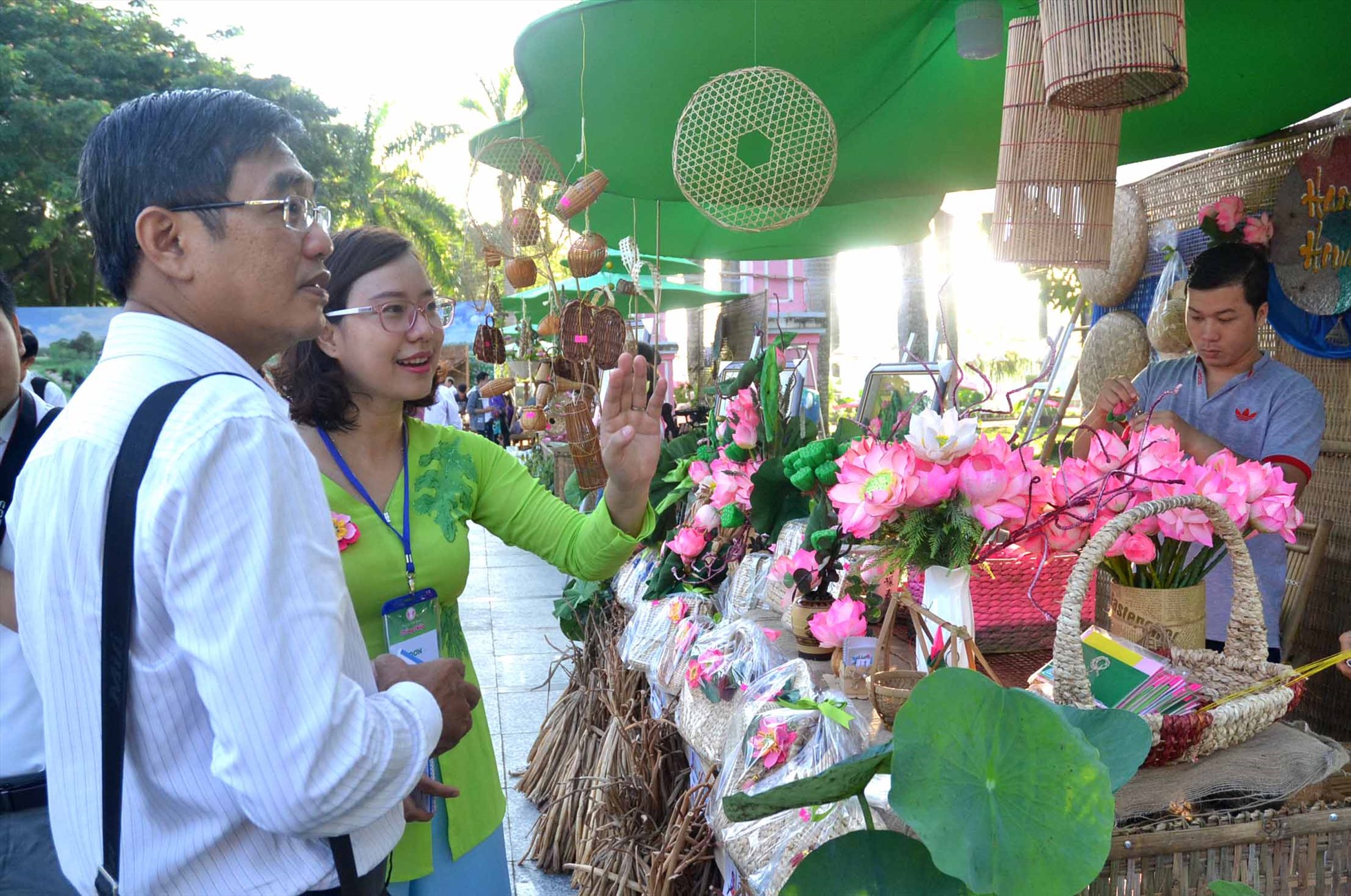 Bên cạnh khai thác hình ảnh thương hiệu địa phương, các hoạt động khai thác giá trị sen hồng cũng được tỉnh Đồng Tháp tập trung quan tâm, đầu tư. Ảnh: Lâm Điền