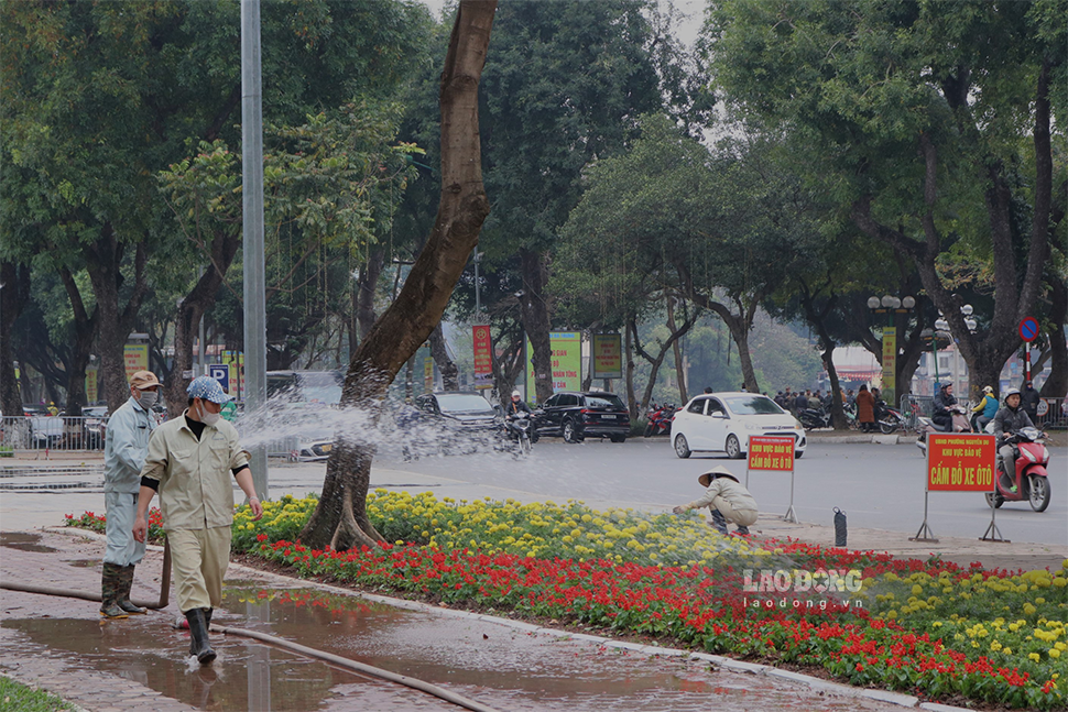 400m hàng rào quanh công viên được tháo dỡ từ đường Trần Nhân Tông, đoạn từ cổng vào khu xử lý nước thải kéo dài đến phố Nguyễn Đình Chiểu đã được trồng thêm nhiều luống hoa.