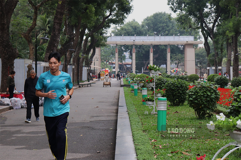Anh Đặng Việt Hoàng (Thanh Xuân, Hà Nội) cho biết: “Không gian mới tại công viên rất đẹp, đẹp hơn nhiều so với trước đây. Thủ đô có càng nhiều không gian xanh, sạch, đẹp thì sẽ giúp ích rất nhiều trong việc phát triển đô thị, đặc biệt là người dân“.