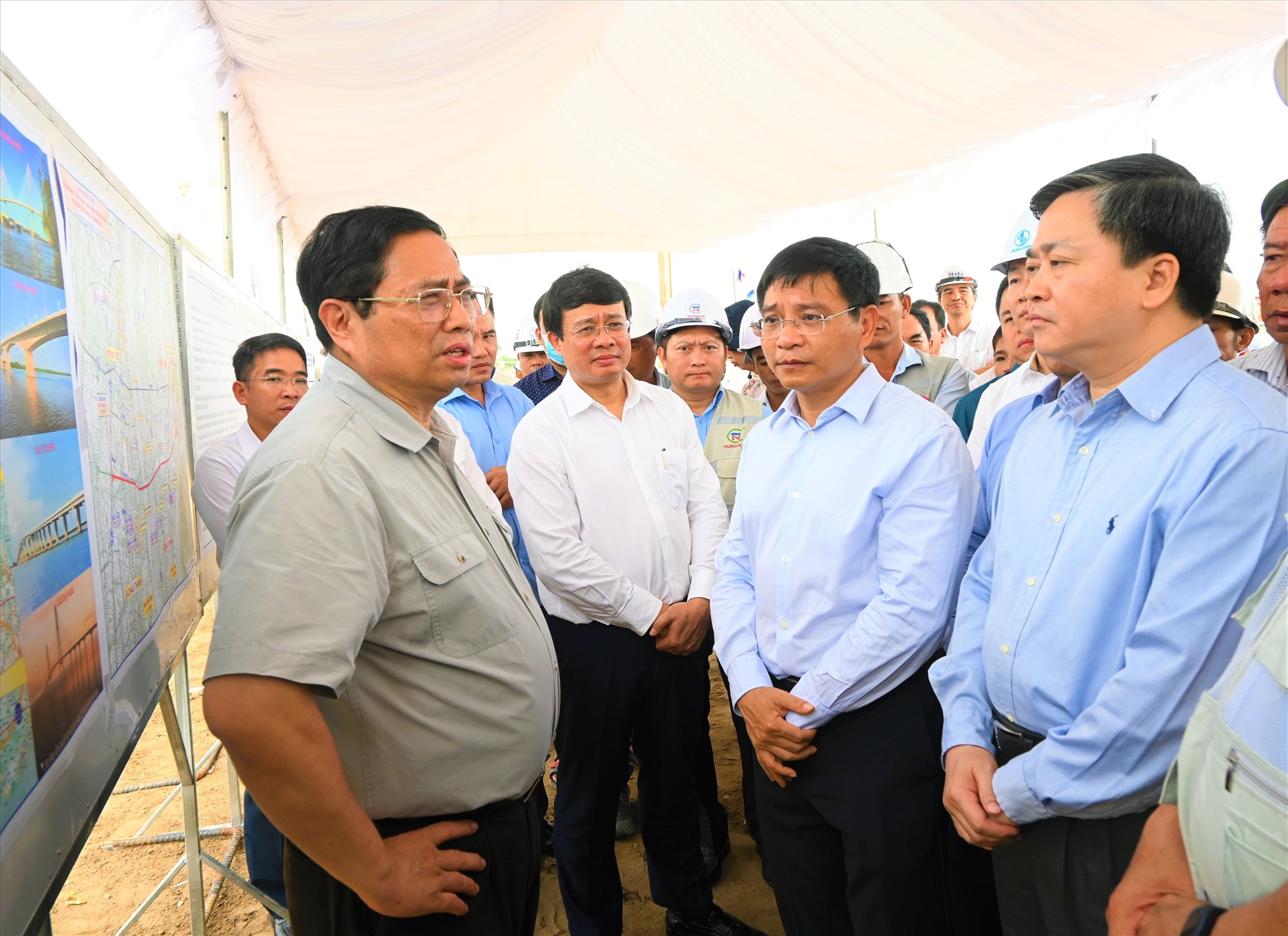 Thủ tướng Chính phủ Phạm Minh Chính chỉ đạo các cơ quan có liên quan tại buổi kiểm tra dự án cầu Rạch Miễu 2 vào ngày 15.2.2023. Ảnh: Thành Nhân