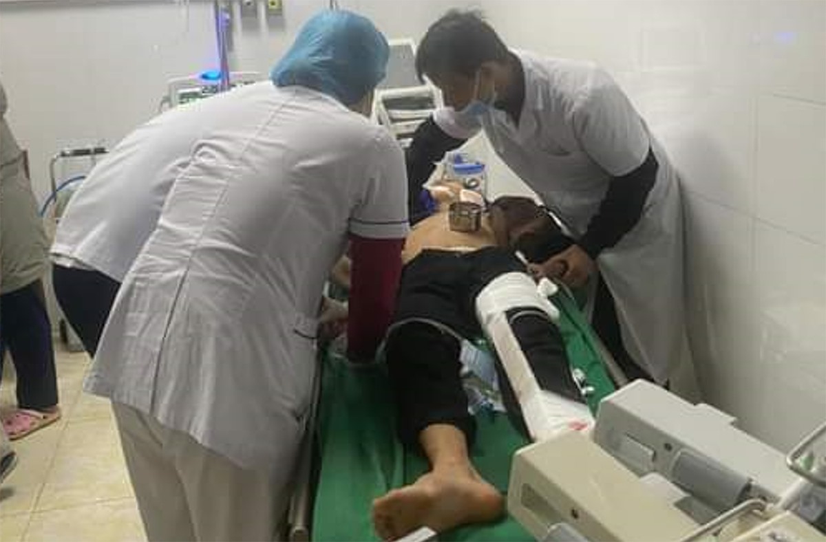 Các y bác sĩ BVĐK tỉnh Điện Biên chăm sóc bệnh nhân N. Ảnh: Bệnh viện cung cấp
