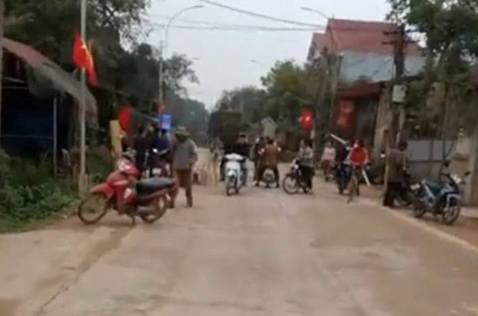 Người dân thôn Vạn Thành ra chặn đường xe tải chở đất. Ảnh: Người dân cung cấp