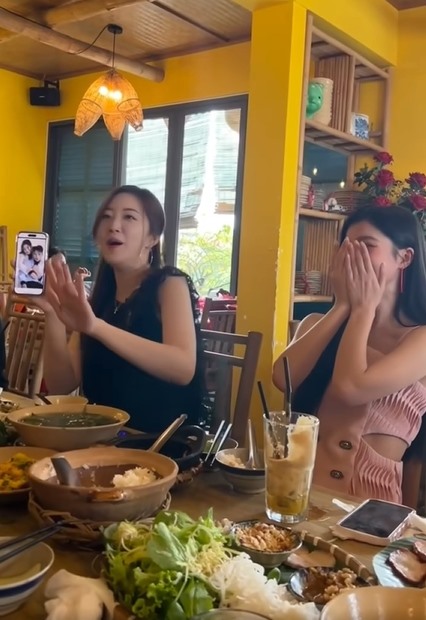 Người đẹp Việt Nam tỏ ra ngượng ngùng khi bị trêu đùa. Ảnh: Chụp màn hình