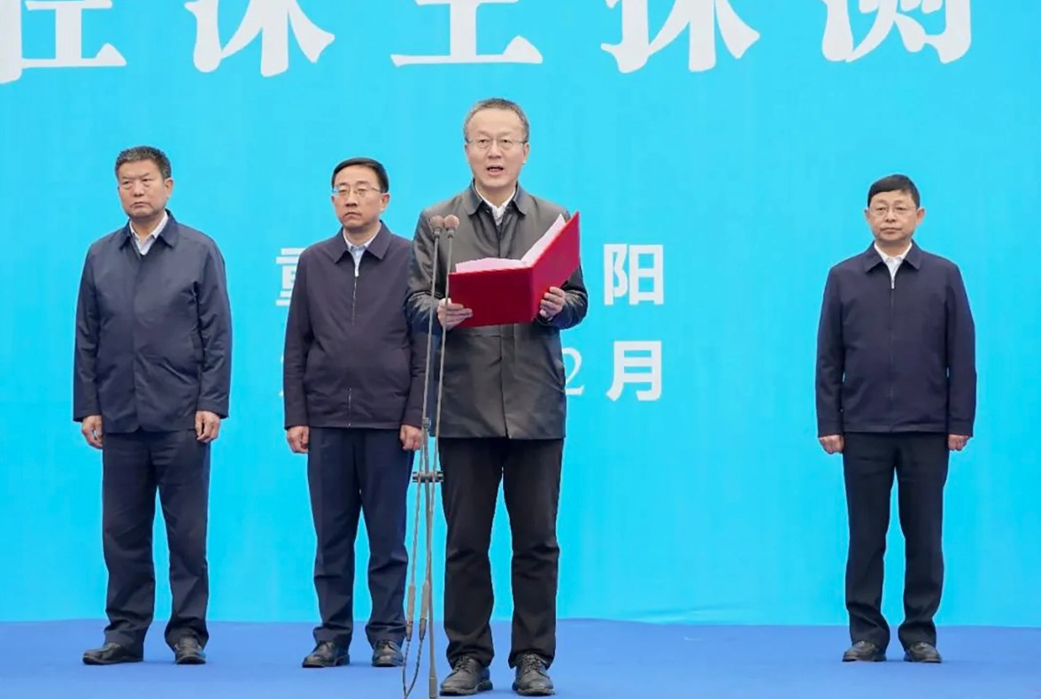 Ông Long Teng (giữa), Chủ tịch Viện Công nghệ Bắc Kinh, phát biểu tại buổi lễ khởi động giai đoạn hai dự án radar không gian sâu “Mắt thần” ở Trùng Khánh. Ảnh: Viện Công nghệ Bắc Kinh