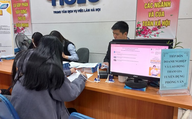 Người trẻ đi tìm việc tại Trung tâm dịch vụ việc làm Hà Nội. Ảnh minh hoạ: Lương Hạnh