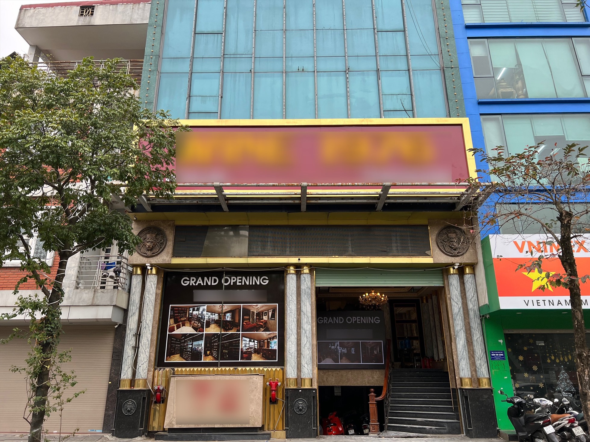 Một số quán karaoke đã dỡ biển hiệu và chuyển sang hình thức kinh doanh khác. Ảnh: Nguyễn Thúy