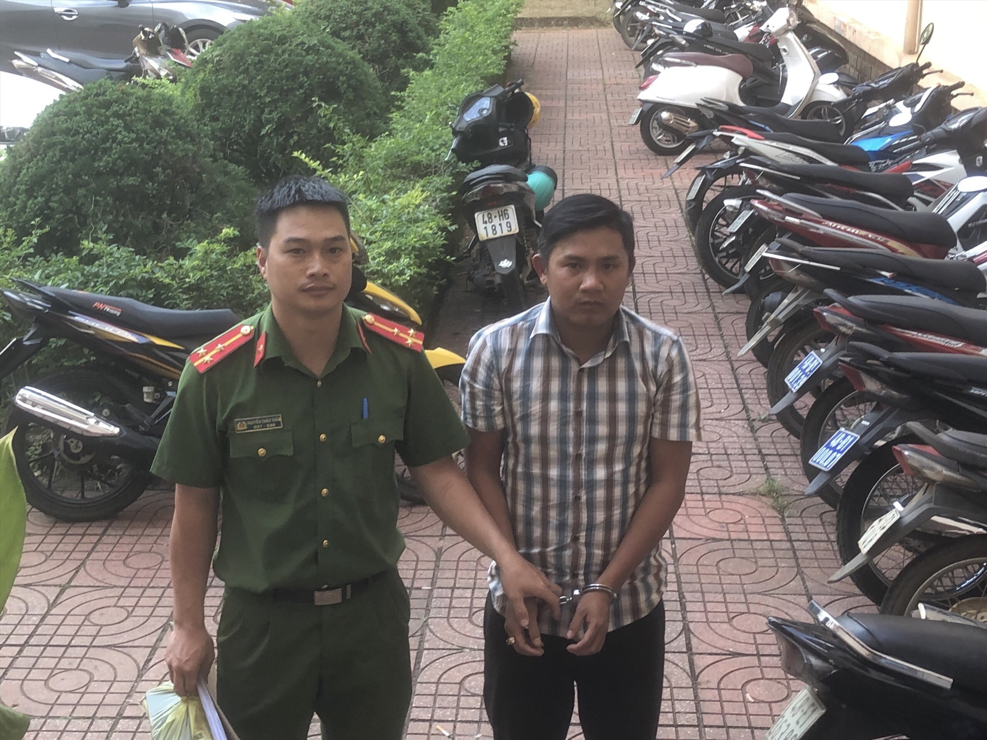 Phòng Cảnh sát hình sự Công an tỉnh Đắk Nông bắt giữ đối tượng Lê Công Bắc. Ảnh: Minh Quỳnh