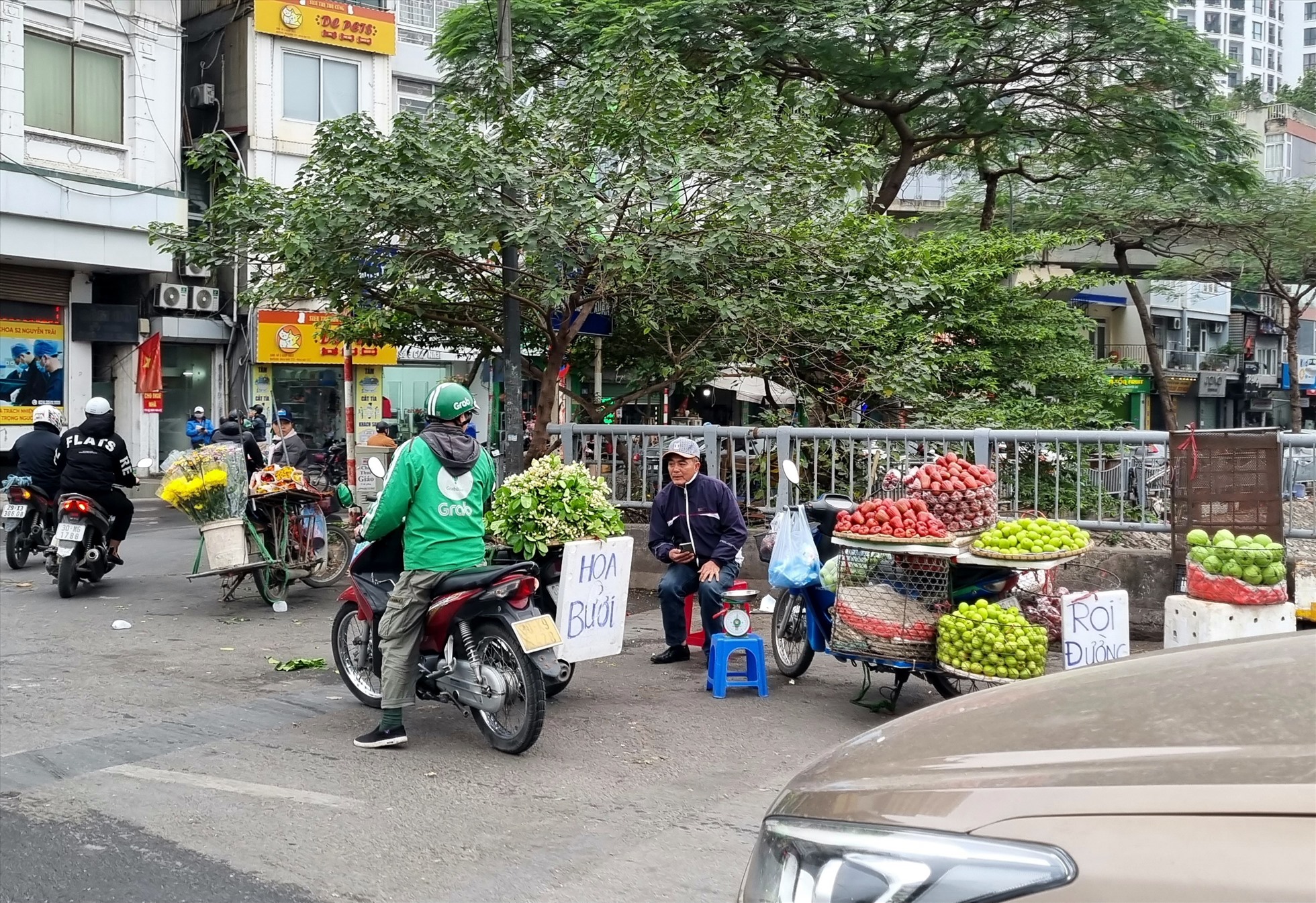 Dọc trên các tuyến phố Hà Nội như: Đông Các, Nguyễn Trãi, Phạm Ngọc Thạch, Tôn Thất Tùng, Xã Đàn,.cứ đến cuối tháng 2, đầu tháng 3 lại xuất hiện những hàng rong bán hoa bưởi.