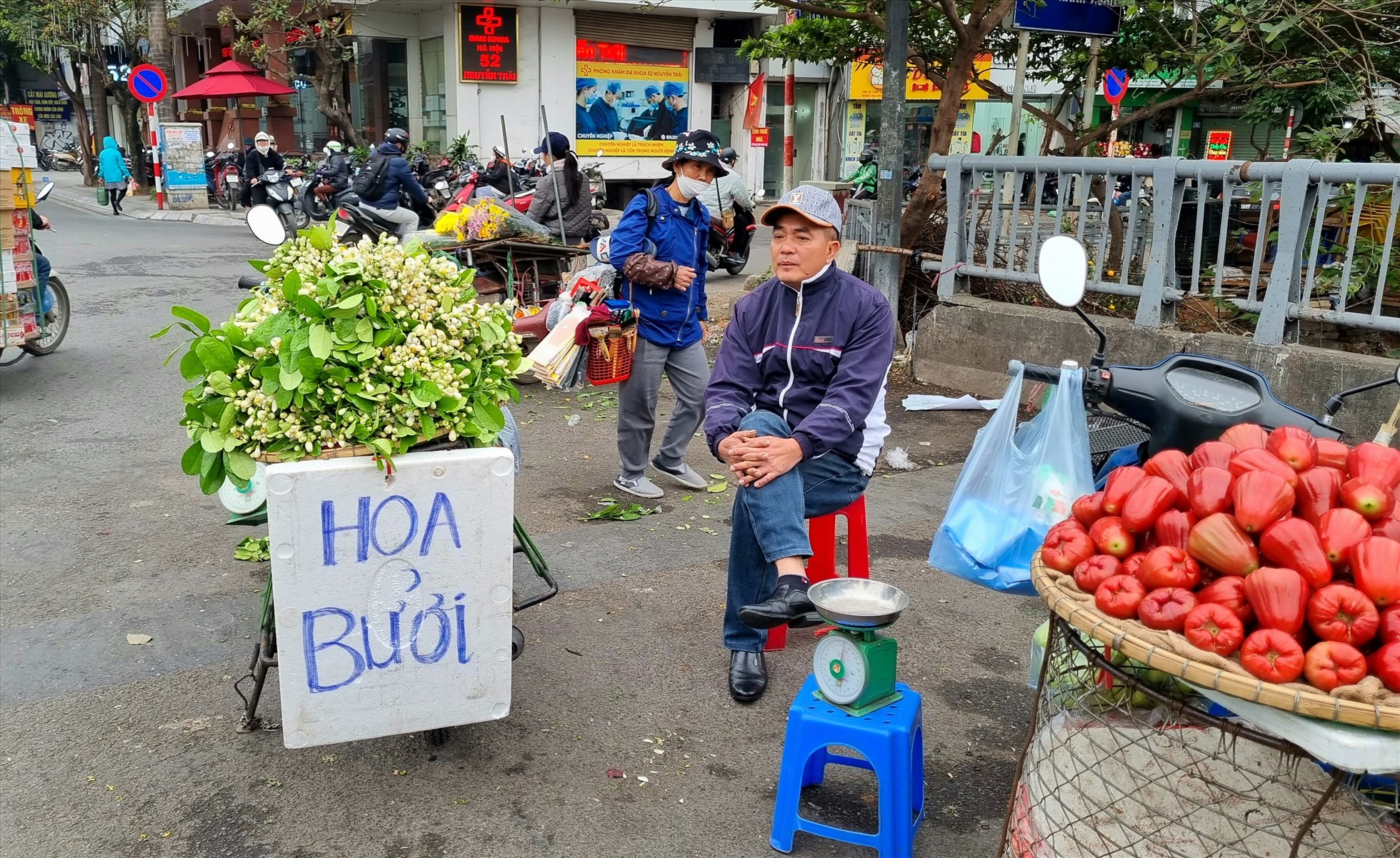 Theo một người bán hoa bưởi rong trên đường Nguyễn Trãi (Hà Nội): “Vài năm trở lại đây, hoa bưởi được nhiều người dân Hà Nội ưa thích. Loại hoa này có mùi thơm dìu dịu, giữ hương thơm lâu này được nhiều người mua về để thắp hương và trang trí nhà cửa“.