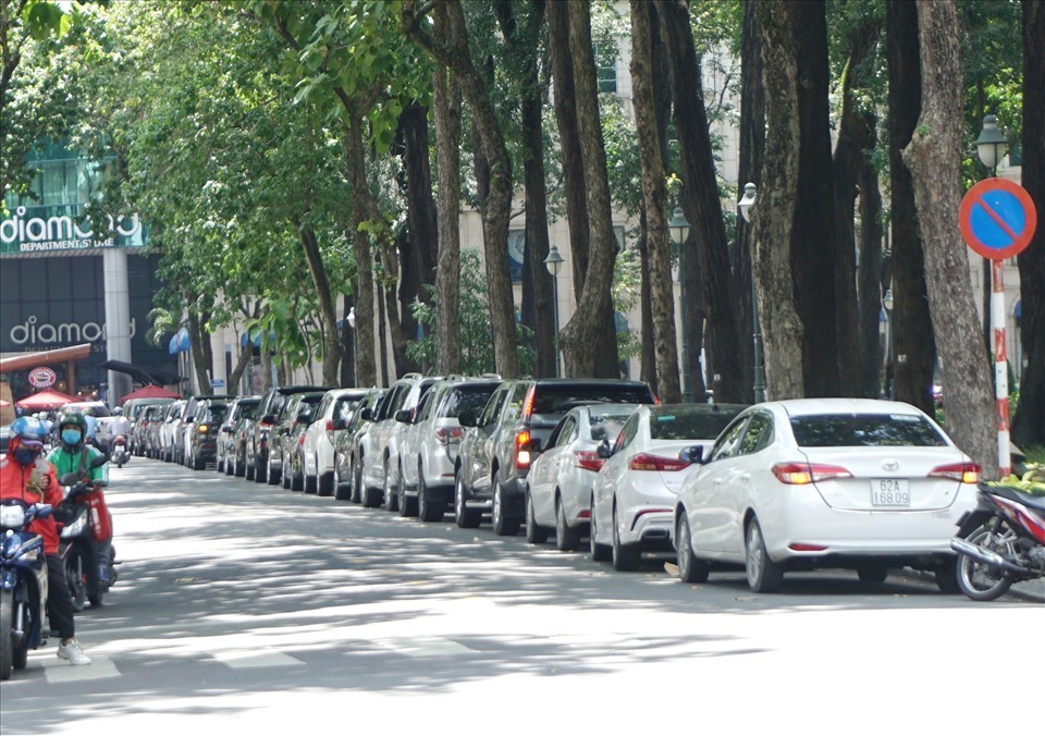 Thiếu bãi đậu xe,  xe ôtô xếp  hàng dài trên đường Alexandre de Rhodes (quận 1). Ảnh: Minh Quân