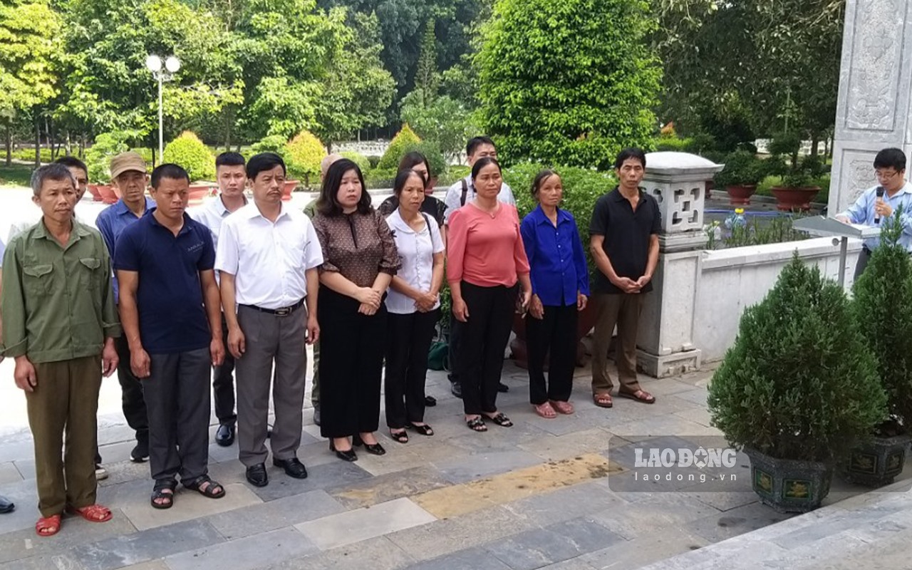 Nhân thân được Sở LĐTB&XH Cao Bằng tổ chức đưa đi thăm mộ các anh hùng liệt sĩ đã hy sinh.