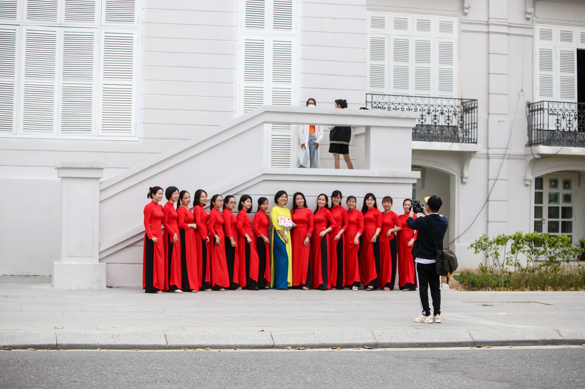 Trang phục áo dài được nhiều người sử dụng để chụp hình tại Bảo tàng Đà Nẵng mới.
