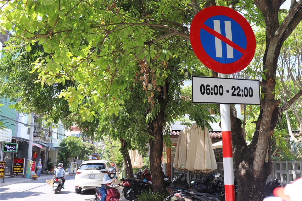 Khu vực đường Mẹ suốt có nhiều phương tiện giao thông đỗ xe bất chấp biển cấm để mua sắm. Ảnh: Nguyễn Linh