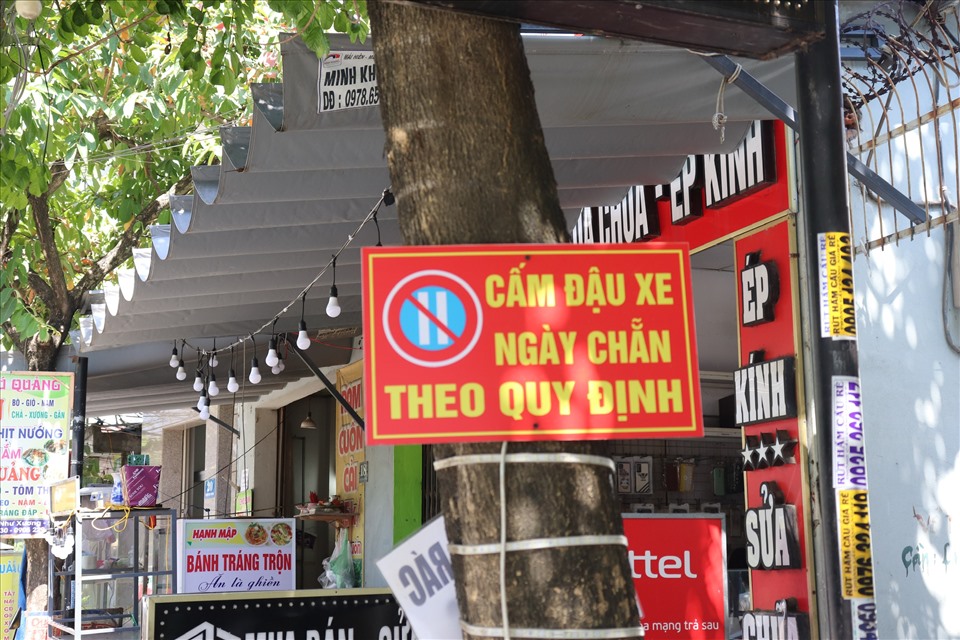 Nhiều biển hiệu để cảnh báo cho người dân. Ảnh: Nguyễn Linh