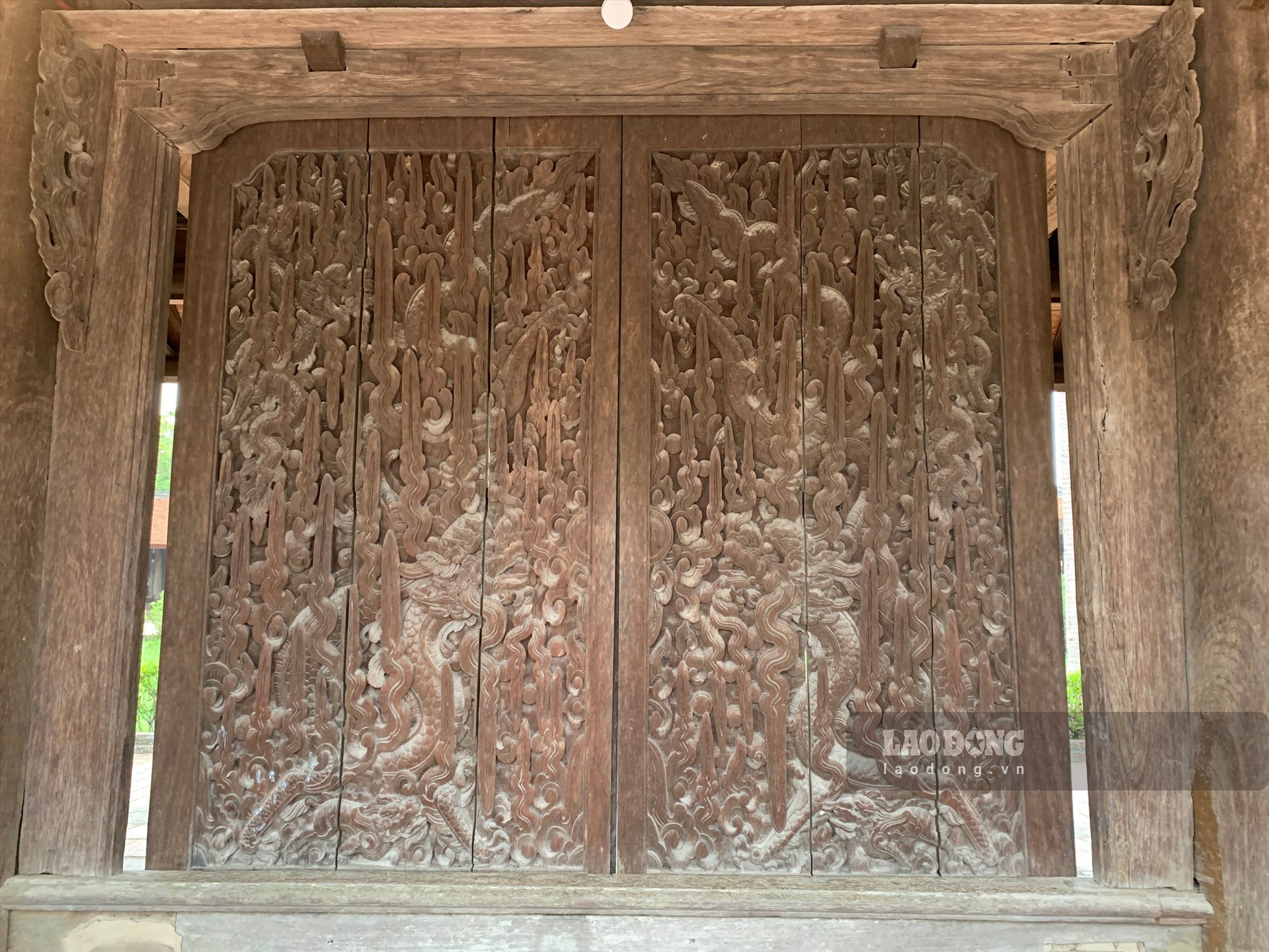 Hai cánh cửa chạm rồng Chùa Keo (Niên đại: Thế kỷ XVII, hiện lưu giữ tại Bảo tàng Mỹ thuật Việt Nam).