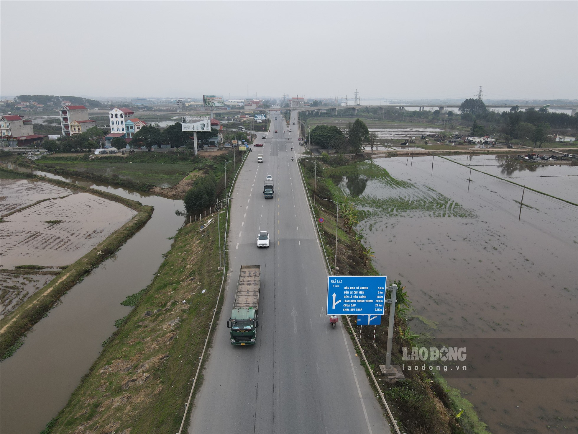Ngoài ra, Quế Võ còn có quốc lộ 18 chạy qua. Đây là tuyến đường dài 317 km đi qua 4 tỉnh, thành phố: Hà Nội, Bắc Ninh, Hải Dương và Quảng Ninh.