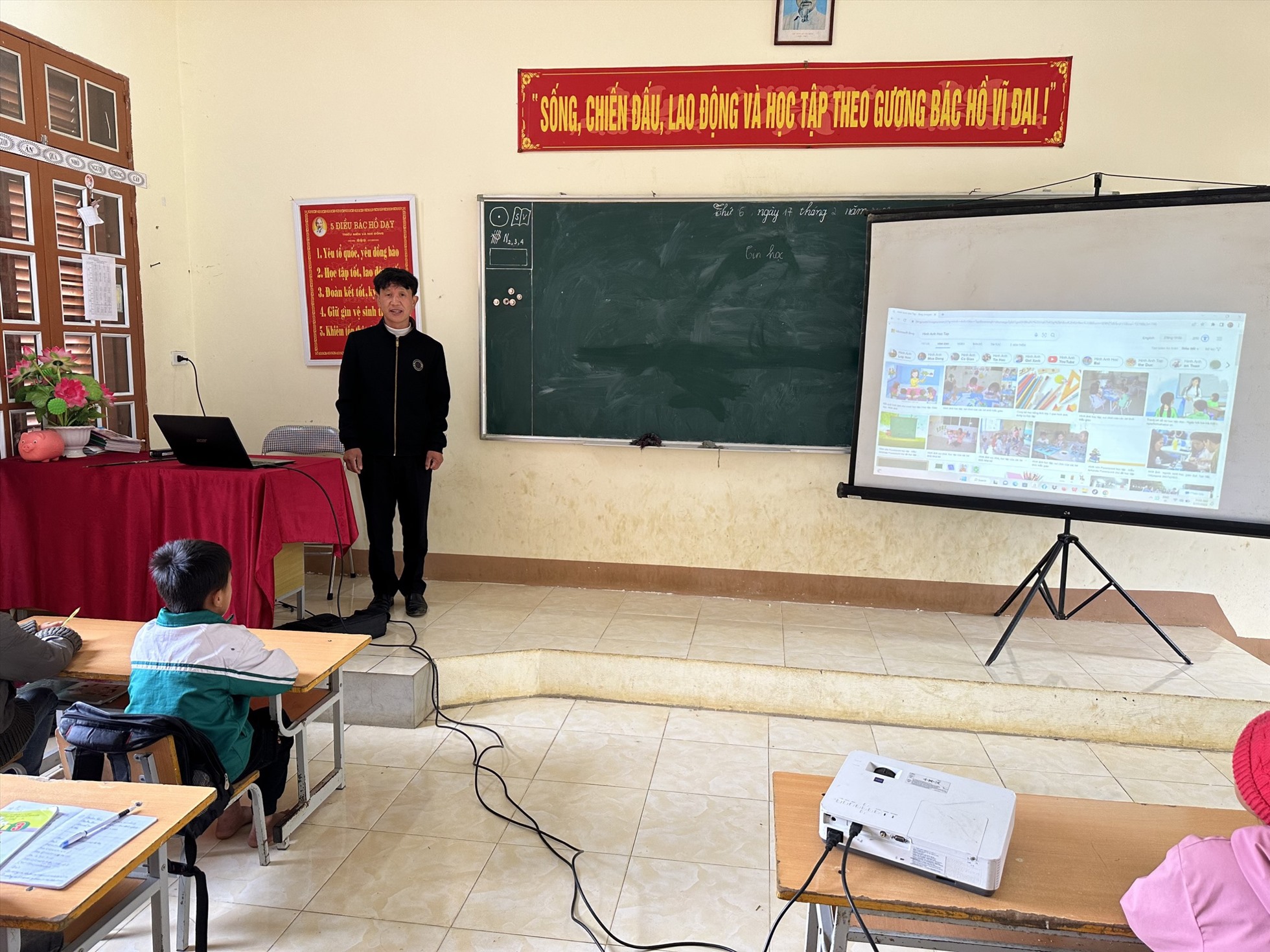 Tại trường Tiểu học Lóng Luông (Vân Hồ) chỉ có duy nhất thầy giáo dạy môn Tin học cho 7 điểm trường. Ảnh: Nhà trường cung cấp