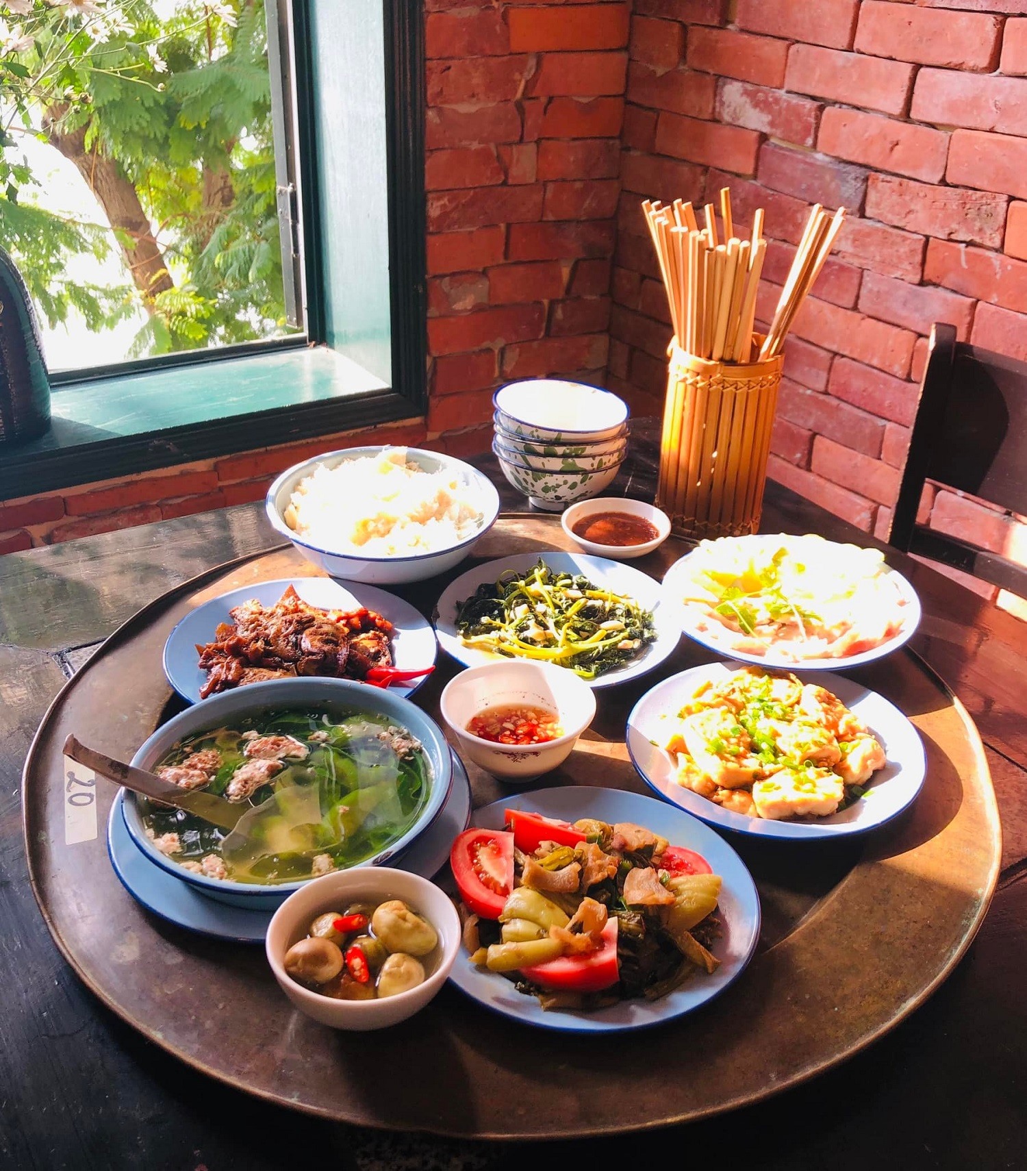 Mâm cơm với các món dân dã, thuần Việt. Ảnh: Cửa Hàng Ăn Uống Mậu Dịch Số 37