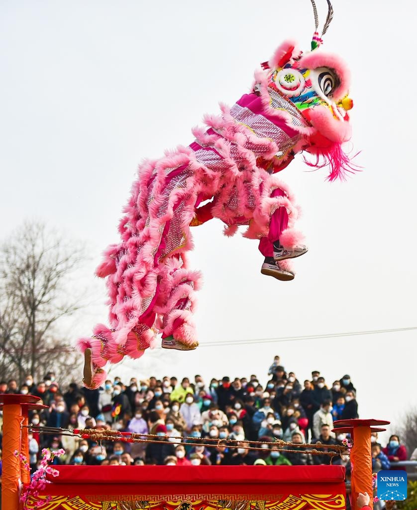 Biểu diễn múa lân ở Lạc Dương, tỉnh Hà Nam, miền trung Trung Quốc, ngày 22.1.2023. Ảnh: Xinhua